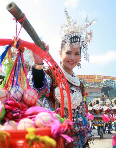 2月22日,在廣西融水苗族自治縣安太鄉(xiāng)林洞村大寨屯,一名苗族姑娘挑著“七色蛋”送給前來(lái)“打同年”的客人們。2月20日至22日,廣西融水縣安太鄉(xiāng)林洞村大寨屯舉辦“打同年”活動(dòng),當(dāng)?shù)財(cái)?shù)百名苗胞與城里來(lái)的“同年”們歡聚一堂,一起開(kāi)展對(duì)歌、蘆笙踩堂、文藝晚會(huì)等活動(dòng),共同迎接新年的到來(lái)。據(jù)介紹,“打同年”是融水苗族村寨的一種民俗,即友好村寨之間的拜年聯(lián)歡活動(dòng)。雙方約定,一方向?qū)Ψ桨l(fā)出邀請(qǐng),另一方則每家派出代表組成“打同年”隊(duì)伍,由族老帶隊(duì),吹著蘆笙到主方村寨拜年。后來(lái)逐漸演化為苗、瑤、侗等少數(shù)民族村寨之間聯(lián)歡的活動(dòng),當(dāng)?shù)厮追Q(chēng)“打老庚”,意為交朋友、結(jié)兄弟。現(xiàn)在已發(fā)展成為多民族的集體交流活動(dòng)。新華社發(fā)(楊保安 攝)