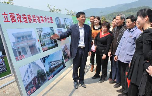 3月10日,福建省閩侯縣白沙鎮(zhèn)孔元村村干部潘小平(左一)向村民介紹生態(tài)文明鄉(xiāng)村建設(shè)規(guī)劃。新華社記者張國(guó)俊攝