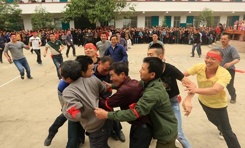 3月15日,在廣西柳州市融安縣大將鎮(zhèn)參賽男隊(duì)員在搶花炮。當(dāng)日是農(nóng)歷二月初四,是廣西柳州市融安縣大將鎮(zhèn)傳統(tǒng)搶花炮節(jié),大將鎮(zhèn)各村屯群眾若干支隊(duì)伍參加搶花炮,場(chǎng)面熱鬧壯觀。搶花炮是當(dāng)?shù)貍鹘y(tǒng)體育活動(dòng),比賽時(shí)點(diǎn)炮手將纏著綢布的鐵環(huán)置于炮口,點(diǎn)燃后鐵環(huán)飛向高空,待其墜落時(shí),參賽隊(duì)員們蜂擁?yè)寠Z,搶到鐵環(huán)并最先到達(dá)裁判臺(tái)前者為勝。新華社發(fā)(譚凱興 攝)