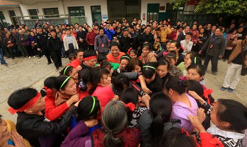 3月15日,在廣西柳州市融安縣大將鎮(zhèn)參賽女隊(duì)員在搶花炮。新華社發(fā)(譚凱興 攝)