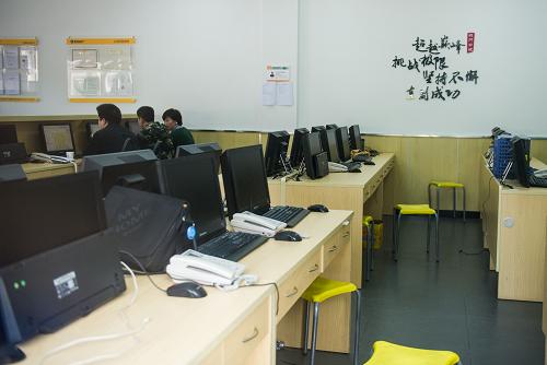 4月1日,北京市東三環(huán)附近一處二手房中介公司門店只有三四名新員工在值班。據(jù)值班的員工介紹,其余員工都暫時放假休息。當日是北京出臺貫徹國務(wù)院房地產(chǎn)市場調(diào)控細則后的首個工作日,記者探訪北京房產(chǎn)中介公司、稅務(wù)所、房屋登記大廳等地發(fā)現(xiàn):調(diào)控新政對北京二手房市場已經(jīng)產(chǎn)生影響。不少二手房中介公司門店只留下幾個新入職的員工看店和熟悉業(yè)務(wù),老員工則開始放假;在納稅大廳和過戶大廳辦理手續(xù)的人,則都在新政出臺前已經(jīng)辦理完網(wǎng)簽。有業(yè)內(nèi)人士認為,3月30日出臺的細則尤其是個人轉(zhuǎn)讓住房所得征收20%個稅的政策或?qū)⒋偈共簧儋彿啃枨笙蛐路渴袌鲛D(zhuǎn)移。新華社記者 羅曉光 攝