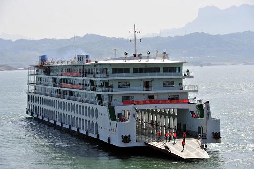 4月6日,三峽庫區(qū)“中堡島”號旅游滾裝客船準備??吭谌龒{大壩上游湖北省秭歸縣銀杏沱滾裝碼頭。新華社發(fā)(王輝富 攝)