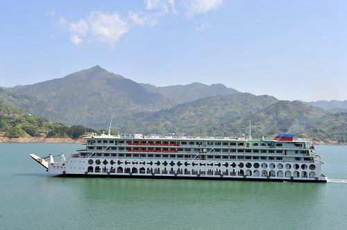 4月6日,三峽庫區(qū)“中堡島”號旅游滾裝客船離開三峽大壩上游湖北省秭歸縣銀杏沱客運滾裝碼頭上行。新華社發(fā)(王輝富 攝)