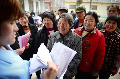 4月6日,在曲阜市石門山鎮(zhèn)韋家樓村,村民在等待做B超檢查。新華社記者 郭緒雷 攝