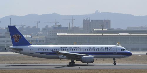4月6日,一架飛機(jī)準(zhǔn)備從大連周水子國際機(jī)場(chǎng)起飛。當(dāng)日,遼寧大連周水子國際機(jī)場(chǎng)迎來通航四十周年。大連周水子國際機(jī)場(chǎng)是東北地區(qū)重要的國際機(jī)場(chǎng),其前身為中國民用航空大連站,于1973年4月6日正式開通。目前,該機(jī)場(chǎng)已開通155條航線,與12個(gè)國家和地區(qū)、100個(gè)國內(nèi)外城市通航。新華社發(fā)(劉德斌 攝)