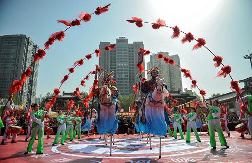 4月6日,演員在開(kāi)幕式上表演陜西天地社火。當(dāng)日,第四屆西部非物質(zhì)文化遺產(chǎn)展演系列活動(dòng)在西安市大唐西市舉行。該活動(dòng)以展現(xiàn)和弘揚(yáng)中華民族優(yōu)秀傳統(tǒng)文化、促進(jìn)西部非物質(zhì)文化遺產(chǎn)保護(hù)與傳承為主旨,用豐富的民俗表演、手工技藝、民間絕活、特色美食等為古城市民送上一場(chǎng)精彩紛呈的文化大餐。新華社記者 劉瀟 攝