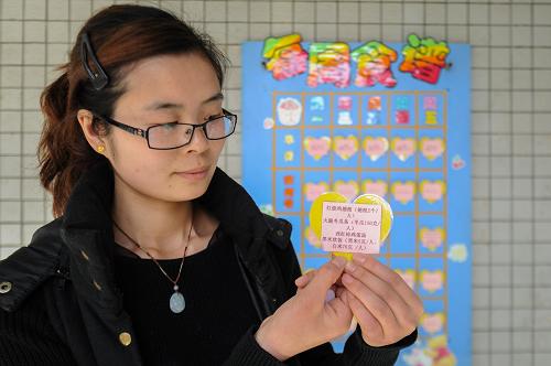4月7日,合肥市一家幼兒園的老師將每周食譜中含有禽類(lèi)的菜譜更換掉。新華社記者 杜宇 攝