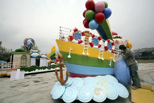 4月19日,工人在裝飾北京園博會(huì)的花車(chē)。第九屆中國(guó)(北京)國(guó)際園林博覽會(huì)將于5月18日至11月18日在北京豐臺(tái)區(qū)永定河畔舉行,期間將組織花車(chē)巡游表演,包括12輛大型動(dòng)力花車(chē)和12輛小型非動(dòng)力花車(chē)將與公眾見(jiàn)面。目前,部分主題花車(chē)已“初露芳容”,工人們正加緊施工,預(yù)計(jì)在5月前完成全部花車(chē)的裝飾工作。新華社發(fā)