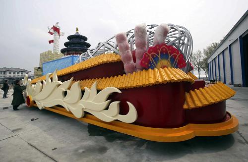 4月19日,工人在裝飾北京園博會(huì)的花車(chē)。新華社發(fā)
