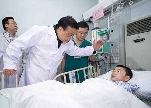 4月21日,中共中央政治局常委、國務(wù)院總理李克強(qiáng)來到成都華西醫(yī)院,看望在這里接受治療的蘆山“4·20”地震危重傷員。新華社記者 黃敬文 攝