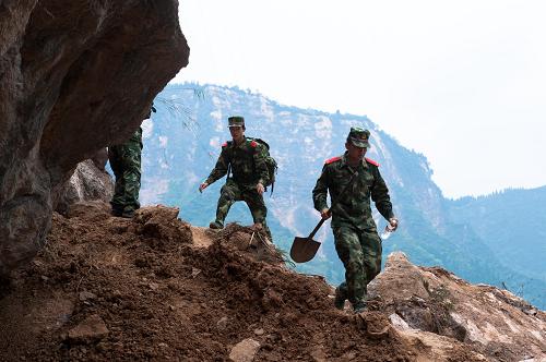 4月21日,在蘆山縣寶盛鄉(xiāng),武警交通部隊在快速通過一處塌方處。當日是“4·20”蘆山地震第二日,在地震重災區(qū)寶盛鄉(xiāng),救援部隊爭分奪秒搶險救災。新華社記者 劉金海 攝