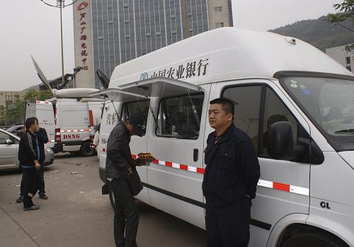 4月21日,中國農(nóng)業(yè)銀行重慶市分行的移動銀行服務車抵達重災區(qū)蘆山縣,開始為災區(qū)提供金融服務。4月20日四川省雅安市蘆山縣7.0級地震發(fā)生后,中國農(nóng)業(yè)銀行第一時間啟動抗震救災應急金融服務方案,在確保員工生命安全及銀行資產(chǎn)安全的情況下,全力搶修網(wǎng)絡,派出移動金融服務車,并開設抗震救災緊急服務專柜,盡快恢復受災地區(qū)網(wǎng)點的正常營業(yè),力爭為災區(qū)生產(chǎn)生活和抗震救災提供快捷的金融服務。新華社發(fā)