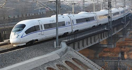 4月21日,由大連北站始發(fā)的動車組列車行駛在哈大高鐵大連境內(nèi)。從4月21日開始,哈(爾濱)大(連)高鐵正式實施首個夏季運行圖,動車組列車最高時速從冬季的200公里提高到300公里。哈爾濱至大連全程最短運行時間由冬季的5小時18分縮短為3小時30分。哈大高鐵營業(yè)里程921公里,設(shè)計時速350公里,縱貫遼寧、吉林、黑龍江三省,是我國首條穿越高寒地區(qū)的高速鐵路。哈大高鐵于2012年12月1日開通運營,開通以來執(zhí)行冬季運行圖,按最高時速200公里運行。新華社發(fā)(劉德斌 攝)