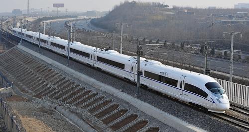 4月21日,由大連北站始發(fā)的動車組列車行駛在哈大高鐵大連境內(nèi)。新華社發(fā)(劉德斌 攝)