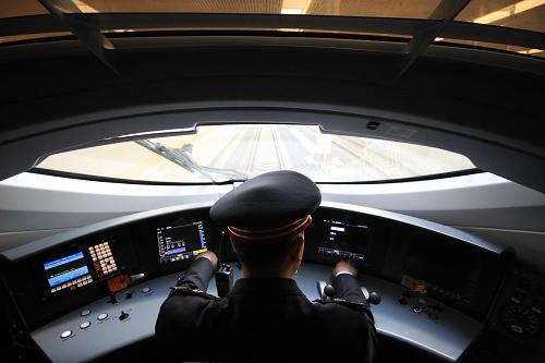 4月21日,駕駛員在駕駛提速后的一列哈大高鐵動車組列車。新華社發(fā)(王華 攝)