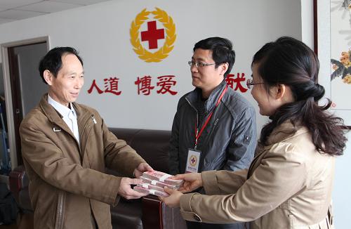4月21日,山東威海市民楊正權(quán)(左)將捐給四川蘆山地震災(zāi)區(qū)的4萬元人民幣交給威海紅十字會(huì)的工作人員。“4·20”四川蘆山地震發(fā)生以來,災(zāi)情牽動(dòng)著各地人民的心,社會(huì)各界群眾積極向?yàn)?zāi)區(qū)捐款,奉獻(xiàn)愛心。新華社發(fā)(于啟波 攝)