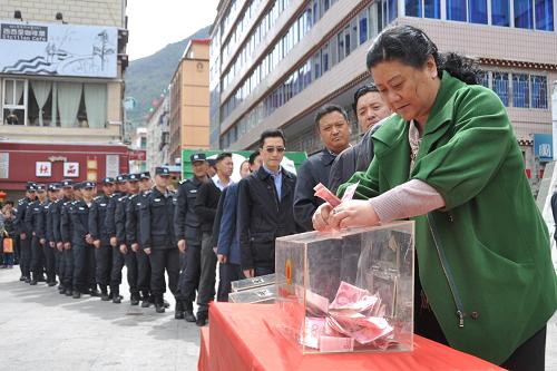 4月21日,人們?cè)谒拇ㄊ「首沃菘刀h情歌廣場(chǎng)為四川蘆山地震災(zāi)區(qū)捐款。“4·20”四川蘆山地震發(fā)生以來,災(zāi)情牽動(dòng)著各地人民的心,社會(huì)各界群眾積極向?yàn)?zāi)區(qū)同胞捐款,奉獻(xiàn)愛心。新華社發(fā)(夏俊林 攝)
