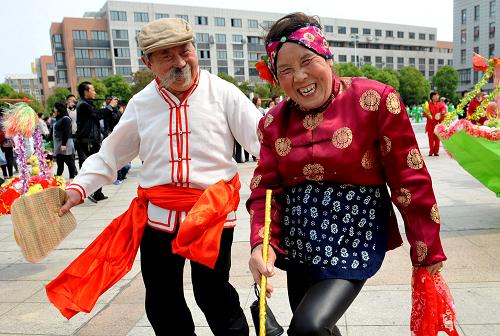 4月29日,兩名民間藝人在揚(yáng)州廣陵區(qū)市民節(jié)上表演傳統(tǒng)民俗節(jié)目。新華社發(fā)(莊文斌 攝)