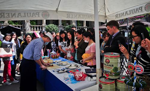 4月29日,游客在天津意式風(fēng)情區(qū)品嘗美食。新華社記者 張超群 攝