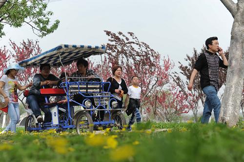 4月29日,游人在河北省石家莊植物園內(nèi)游覽。新華社記者 王民 攝