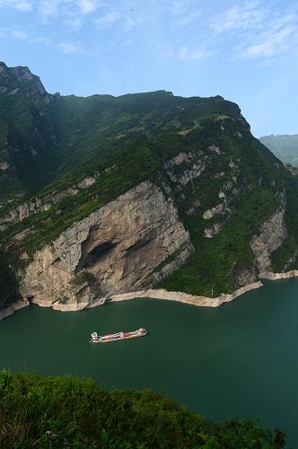 船舶行駛在長江三峽西陵峽水域,水位下降后的消落帶清晰可見(4月30日攝)。新華社發(fā)(鄭家裕 攝)