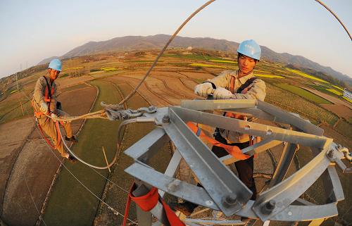 5月1日,在安徽省滁州市珠龍鎮(zhèn)北關(guān)村,電力職工在40多米的高空對輸電線路進(jìn)行維護(hù)。當(dāng)日是五一國際勞動(dòng)節(jié),國家電網(wǎng)安徽滁州市供電公司利用假期電力負(fù)荷較輕的有利時(shí)機(jī),組織500多名技術(shù)人員對全市69條重要電力線路進(jìn)行檢修,確保工農(nóng)業(yè)生產(chǎn)和城鄉(xiāng)居民夏季高峰用電安全。新華社發(fā)(宋衛(wèi)星 攝)