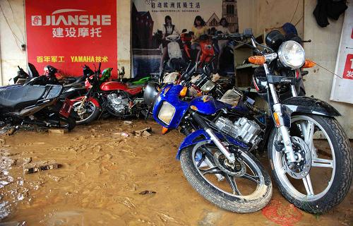 這是博白縣雙鳳鎮(zhèn)一家摩托車代銷店受災(zāi)場(chǎng)景(5月1日攝)。新華社記者 張愛(ài)林 攝
