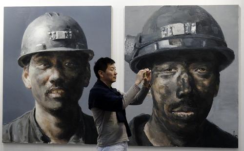 5月1日,一名觀眾在博覽會(huì)上拍攝展出的作品。當(dāng)日,2013藝術(shù)北京博覽會(huì)在北京全國(guó)農(nóng)業(yè)展覽館開幕。來自各國(guó)的150家藝術(shù)機(jī)構(gòu)參加博覽會(huì),展出作品涵蓋油畫、素描、雕塑、影像、書法和瓷器等。同時(shí),博覽會(huì)期間還將穿插進(jìn)行專題展覽、拍賣預(yù)展、公益慈善活動(dòng)。展覽將于5月3日結(jié)束。新華社記者 李欣 攝