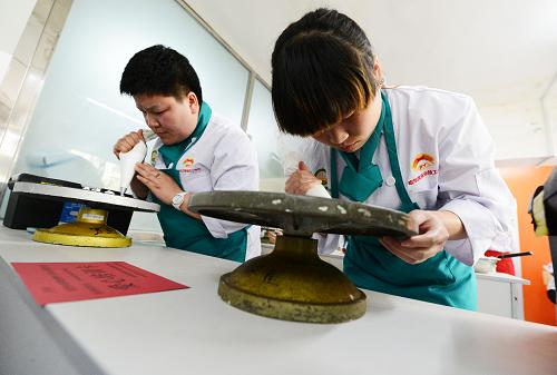 15日,兩位殘疾人糕點(diǎn)培訓(xùn)班學(xué)員在制作蛋糕。新華社記者 王凱 攝