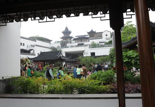 5月18日,市民在江寧織造博物館里參觀游玩。當(dāng)日,南京市“5·18國(guó)際博物館日”活動(dòng)在位于市中心的江寧織造博物館舉行。展館向市民免費(fèi)開放,展覽、展演及互動(dòng)活動(dòng)吸引了大批參觀者。為迎接國(guó)際博物館日,南京博物館、民俗博物館、瞻園、明城垣史博物館、江寧博物館、梅園新村紀(jì)念館、靜海寺、渡江勝利紀(jì)念館、云錦博物館等在內(nèi)的眾多文博場(chǎng)館向公眾免費(fèi)開放。新華社記者 孫參 攝