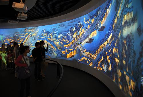 5月18日,市民在江寧織造博物館里觀看歷史風(fēng)貌影像展示。新華社記者 孫參 攝