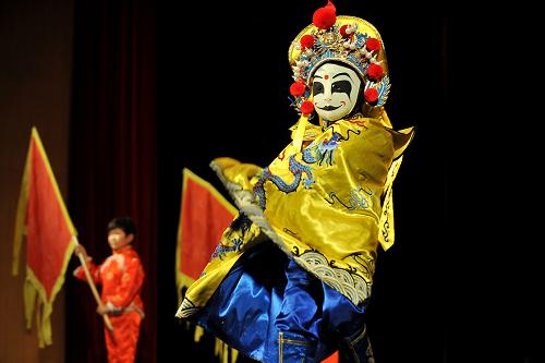 5月18日,平遙龍?jiān)谔炱び皠F(tuán)的袖珍人演員在晚會(huì)上表演變臉。當(dāng)晚,為迎接第23個(gè)全國助殘日,一場以“共享陽光、攜手同行”為主題的綜藝晚會(huì)在太原市星光劇場舉行,殘疾人演員用精彩的演出詮釋身殘志堅(jiān)的信念,展示殘疾人奮發(fā)向上的風(fēng)采。5月19日是第23個(gè)全國助殘日,此次全國助殘日的主題為“幫扶貧困殘疾人”。新華社記者 詹彥 攝