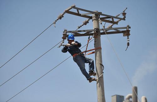 5月20日,在被列入河北省唐山市污染“黑名單”的豐潤區(qū)楊官林鎮(zhèn)豆各莊采石場附近,唐山豐潤電力公司的員工對采石場的供電線路進(jìn)行強(qiáng)制斷電作業(yè)。新華社發(fā)(李建洲 攝)