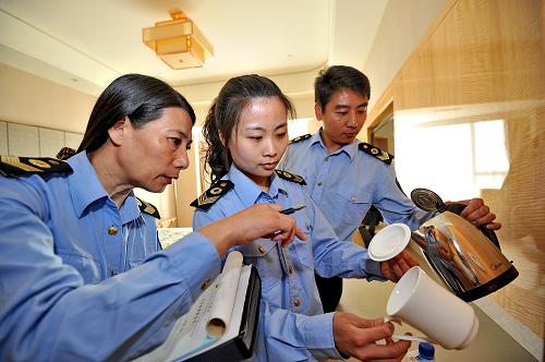 5月21日,秦皇島市海港區(qū)衛(wèi)生執(zhí)法監(jiān)督所的工作人員在檢查秦皇國(guó)際大酒店房間內(nèi)的茶具衛(wèi)生。當(dāng)日,為迎接即將到來(lái)的旅游旺季,河北秦皇島市海港區(qū)衛(wèi)生執(zhí)法監(jiān)督所對(duì)轄區(qū)內(nèi)的賓館、酒店等綜合性住宿、餐飲等單位進(jìn)行衛(wèi)生突擊檢查,確保游客住宿和餐飲衛(wèi)生安全。新華社記者 楊世堯 攝