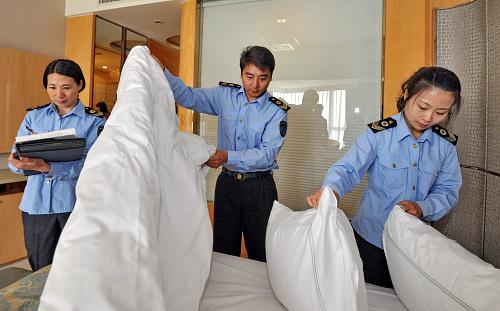 5月21日,秦皇島市海港區(qū)衛(wèi)生執(zhí)法監(jiān)督所的工作人員在檢查秦皇國(guó)際大酒店房間內(nèi)的被褥衛(wèi)生。新華社記者 楊世堯 攝