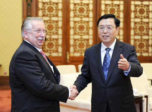 5月21日,中共中央政治局常委、全國(guó)人大常委會(huì)委員長(zhǎng)張德江在北京人民大會(huì)堂會(huì)見(jiàn)比利時(shí)眾議長(zhǎng)、法語(yǔ)社會(huì)黨前副主席弗拉奧。新華社記者 謝環(huán)馳 攝