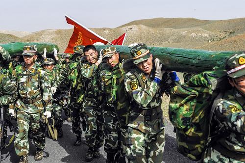5月24日,武警邊防部隊(duì)烏魯木齊指揮學(xué)校的學(xué)員在進(jìn)行“扛圓木”訓(xùn)練。當(dāng)日,武警邊防部隊(duì)烏魯木齊指揮學(xué)校,組織2010級(jí)上百名畢業(yè)學(xué)員來到烏魯木齊市郊某地域進(jìn)行高強(qiáng)度體能和心理行為訓(xùn)練。在24公里的路程中,學(xué)員們以小組或區(qū)隊(duì)的形式通過教員為他們?cè)O(shè)置的人體戰(zhàn)車、火線運(yùn)輸、緊急搶修和協(xié)力排爆等16個(gè)課目的訓(xùn)練。這些學(xué)員在陌生地域以幾乎實(shí)戰(zhàn)的方式體驗(yàn)了“獵人”訓(xùn)練,很大程度上檢驗(yàn)了學(xué)員的耐力、體力和協(xié)作配合能力。新華社記者 趙戈 攝
