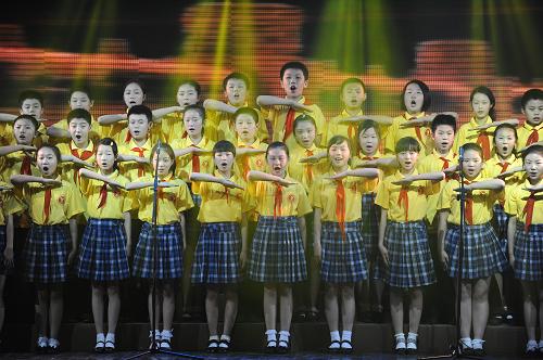 5月30日,江蘇省南京市舉行“與夢想同行 筑美好未來”慶“六一”主題活動。這是南京市游府西街小學的學生在舞臺上表演歌曲合唱《童聲里的中國》。