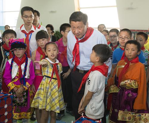 5月29日,中共中央總書記、國家主席、中央軍委主席習(xí)近平在北京市少年宮參加“快樂童年放飛希望”主題隊日活動。這是習(xí)近平在察看孩子們進(jìn)行“美好家園創(chuàng)意搭建”的情況。新華社記者李學(xué)仁攝