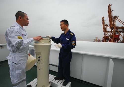 5月30日,上海金山海事執(zhí)法人員在外輪上對導(dǎo)航設(shè)施進(jìn)行檢查。