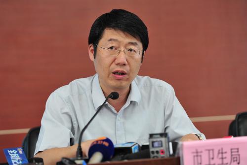 6月8日,在廈門(mén)市向社會(huì)通報(bào)BRT公交起火事件的新聞發(fā)布會(huì)上,廈門(mén)市衛(wèi)生局副局長(zhǎng)姚冠華在介紹救治情況。當(dāng)日,記者從國(guó)家衛(wèi)生計(jì)生委獲悉,截至6月8日7時(shí),醫(yī)療機(jī)構(gòu)共收治廈門(mén)公交車起火傷員34名,其中危、重癥傷員15人。目前,收治傷員的醫(yī)院正在對(duì)傷員傷情作進(jìn)一步分析評(píng)估,并全力進(jìn)行救治。新華社記者 魏培全 攝