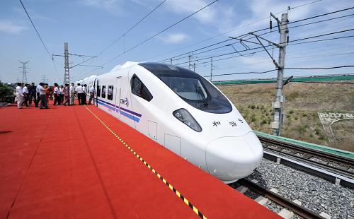 CRH3A型動車組在下線儀式上(6月8日攝)。6月8日,我國新型時速250公里動車組CRH3A型動車組在中國北車長春軌道客車股份有限公司下線。該型動車組是由中國北車研制開發(fā)的自主知識產(chǎn)權(quán)動車組,可根據(jù)不同運(yùn)營線路的需求分別以時速160公里、200公里、250公里三個速度等級運(yùn)行,是目前國內(nèi)唯一既適合200-250公里之間客運(yùn)專線、又適合時速160-250公里之間城際鐵路運(yùn)營的動車組。新華社記者 王昊飛 攝