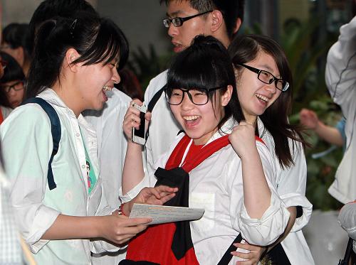 6月8日,在上海市第五十四中學(xué)考試的考生在慶祝順利完成高考。當(dāng)日,全國部分地區(qū)2013年高考結(jié)束。2013年全國高考共有約912萬名考生報(bào)名參加考試。新華社發(fā)(丁汀 攝)