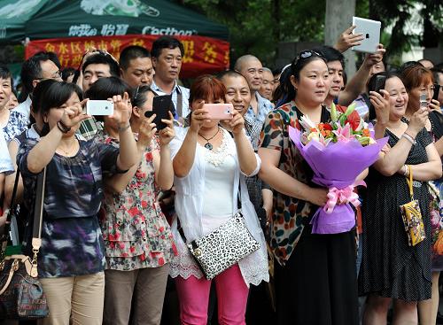 6月8日,家長們在鄭州回民中學(xué)考點(diǎn)外等待。新華社記者 李博 攝