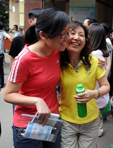6月8日,在鄭州回民中學(xué)考點(diǎn),一位考生走出考場與家人擁抱。新華社記者 李博 攝