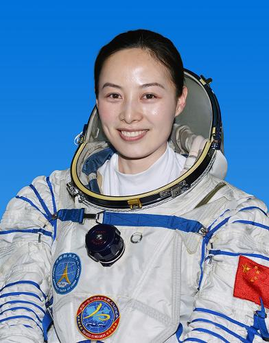 王亞平,女,漢族,山東省煙臺市人,中共黨員,學士學位。1980年1月出生,1997年8月入伍,2000年5月入黨,現(xiàn)為中國人民解放軍航天員大隊四級航天員,少校軍銜。曾任空軍某師某團某飛行大隊副大隊長,安全飛行1600小時,被評為空軍二級飛行員。2010年5月,正式成為我國第二批航天員。經過近三年的航天員訓練,完成了基礎理論、航天環(huán)境適應性、專業(yè)技術等8大類幾十個科目的訓練任務,以優(yōu)異成績通過航天員專業(yè)技術綜合考核。2013年4月,入選天宮一號與神舟十號載人飛行任務飛行乘組。新華社發(fā)(秦憲安 攝)