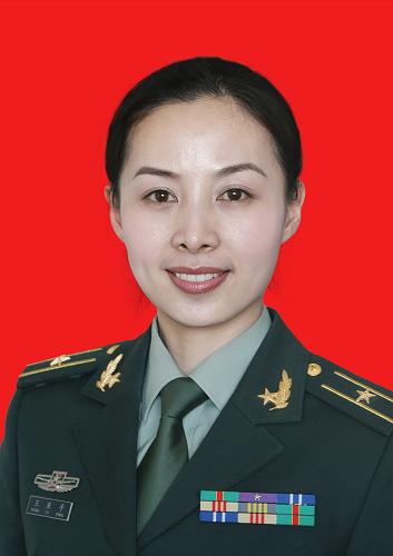 王亞平,女,漢族,山東省煙臺市人,中共黨員,學士學位。1980年1月出生,1997年8月入伍,2000年5月入黨,現(xiàn)為中國人民解放軍航天員大隊四級航天員,少校軍銜。曾任空軍某師某團某飛行大隊副大隊長,安全飛行1600小時,被評為空軍二級飛行員。2010年5月,正式成為我國第二批航天員。經過近三年的航天員訓練,完成了基礎理論、航天環(huán)境適應性、專業(yè)技術等8大類幾十個科目的訓練任務,以優(yōu)異成績通過航天員專業(yè)技術綜合考核。2013年4月,入選天宮一號與神舟十號載人飛行任務飛行乘組。新華社發(fā)(秦憲安 攝)