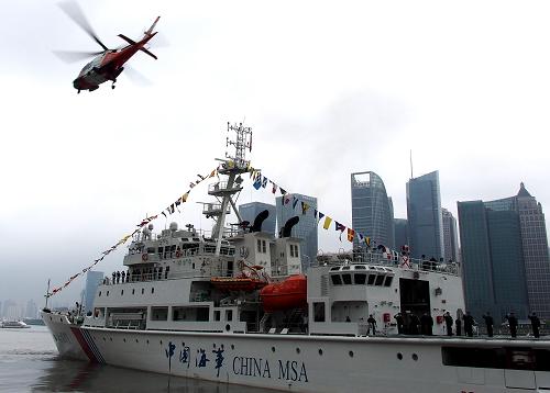 6月10日,海事船舶和隨船搭載的直升機正緩緩離開上海黃浦江邊的碼頭。當日,中國海事旗艦船“海巡01”輪從上海北外灘國際客運碼頭出發(fā),開始為期62天的出訪之旅。此次出訪是中國公務船出訪時間最長、航行距離最遠的一次,也是中國公務船首次穿越赤道訪問南半球國家。“海巡01”輪在出訪航行期間,將進行航海、輪機、水文、氣象、海圖、測繪、保安、消防、救生等方面的演習訓練,以提高海事船艇遠洋航行能力和應對惡劣天氣海況和處置突發(fā)事件的綜合能力。新華社記者 陳飛 攝