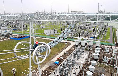 6月10日,上海送變電工程公司施工人員正在高空作業(yè)。“皖電東送”工程是我國首條同塔雙回路特高壓交流輸電工程,工程投資總額186億元,線路全長656公里,途經(jīng)安徽、浙江、江蘇和上海4省市。據(jù)悉,“皖電東送”淮南至上海特高壓交流輸電示范工程現(xiàn)已進(jìn)入最后攻堅(jiān)階段,計(jì)劃9月底投運(yùn),遠(yuǎn)期輸送能力達(dá)到900—1000萬千瓦,年送變電量約500億千瓦時(shí),相當(dāng)于為上海新建了10座百萬千瓦級電廠,將緩解華東地區(qū)供電緊張的局面。新華社發(fā)(丁汀 攝)