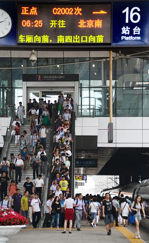 7月1日,調(diào)圖后乘坐首趟京津城際C2002次列車的旅客在天津站有序乘車。新華社發(fā)(楊寶森 攝)